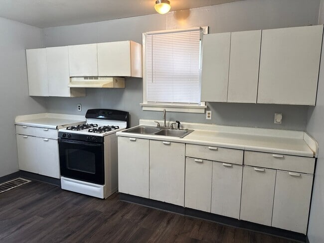 Building Photo - Remodeled 2 bed 1 bath home