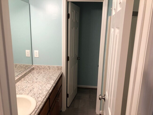 Building Photo - 3 Bedroom Duplex in Auburn