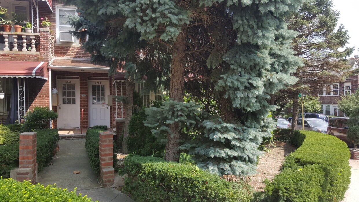 Building Front Enterance - 3200 Oxford Ave