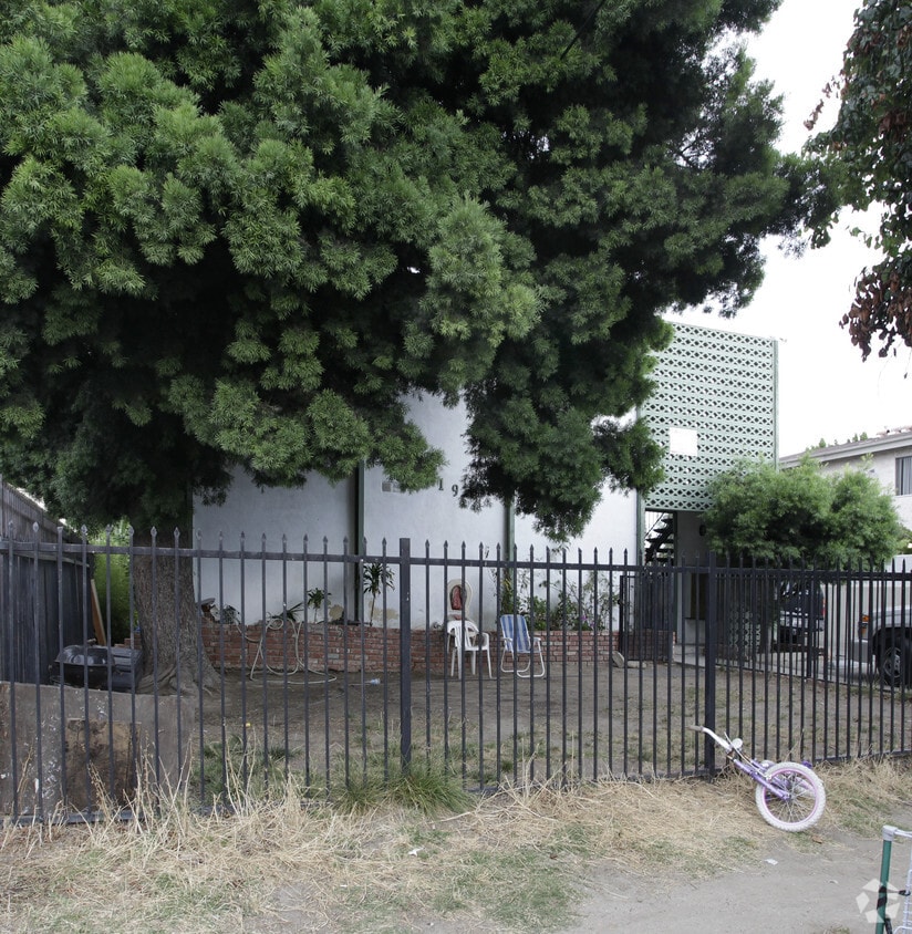 Foto del edificio - 6919 Simpson Ave