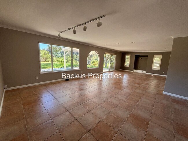 Building Photo - Wonderful property on large acre lot on Ta...