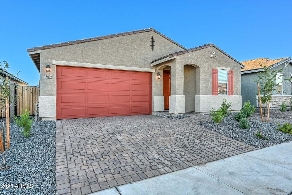 Foto principal - 17619 W Monroe St