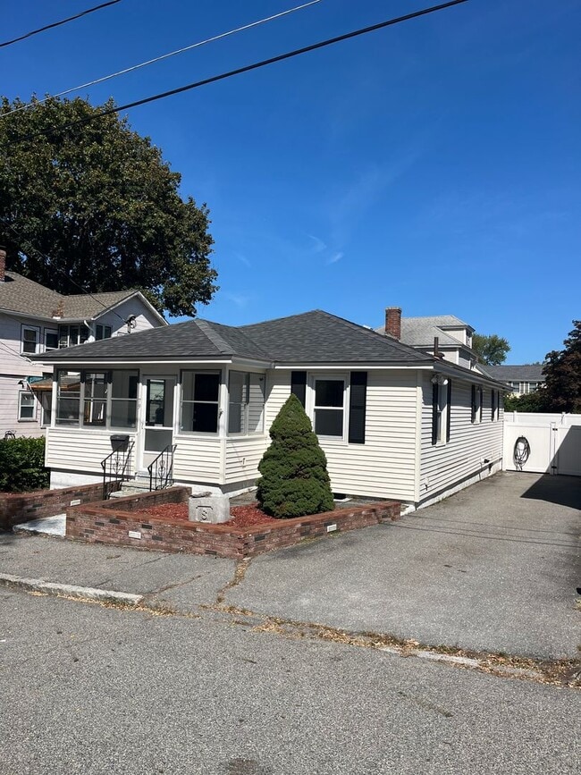 Building Photo - 79 Dracut St