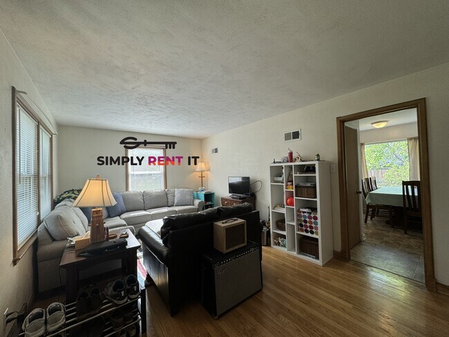 Foto del edificio - 3 Bedroom Downtown, Ames with Hardwood Floors