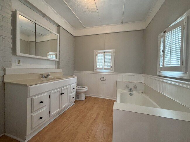 Foto del edificio - Get on over to Glendale!