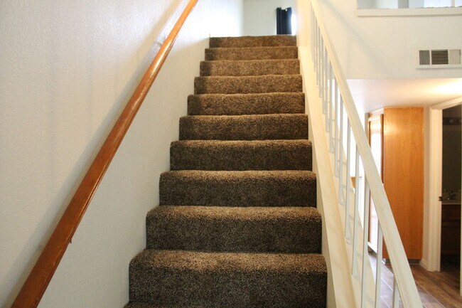 Foto del edificio - One Bedroom for Rent Southwest Bakersfield Gated Community