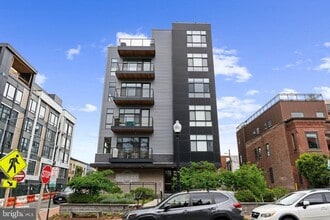 Building Photo - 911 2nd St NE