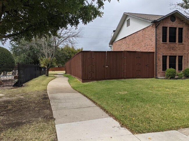 Building Photo - 6511 White Oaks Ln