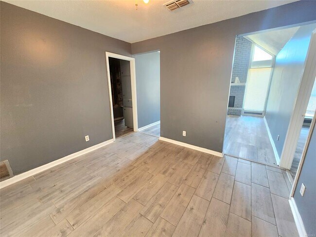 Foto del edificio - 6061 Briarhurst Dr