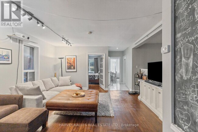 Photo du bâtiment - 888 College St