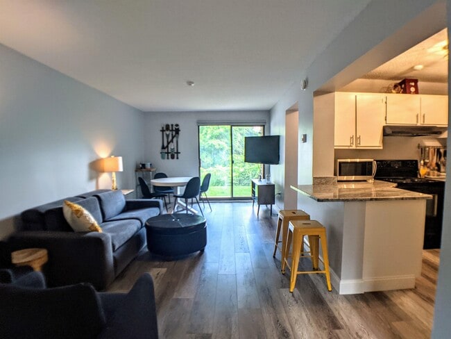 Building Photo - 107 Treetop Cir