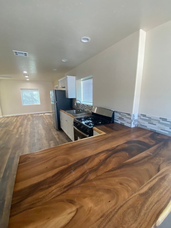 Building Photo - Gorgeous 2 Bedroom/1 Bathroom Home