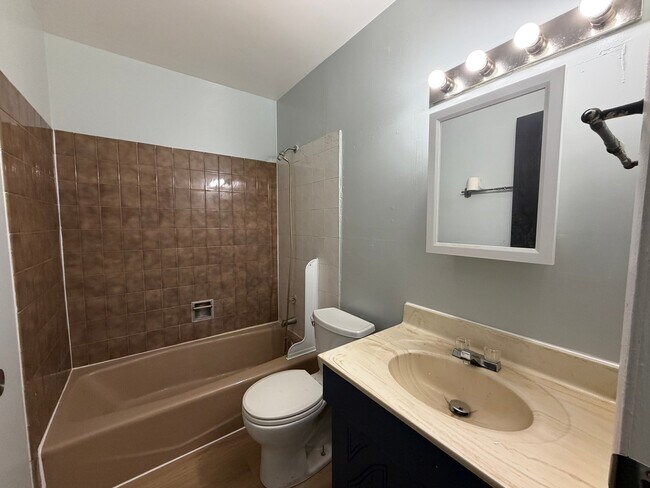 Foto del edificio - 1068 Bristol Ct