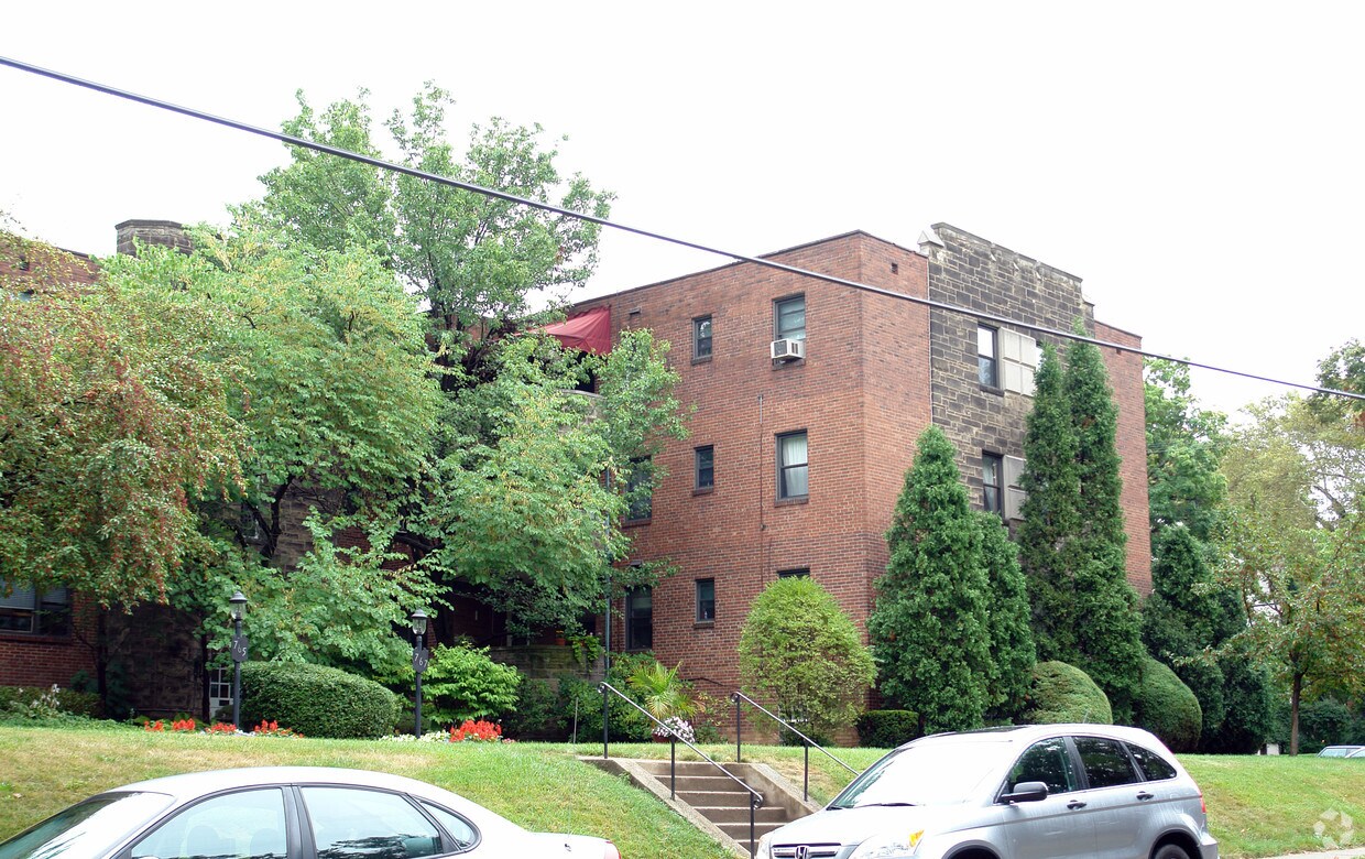 Building Photo - 765-767 College St