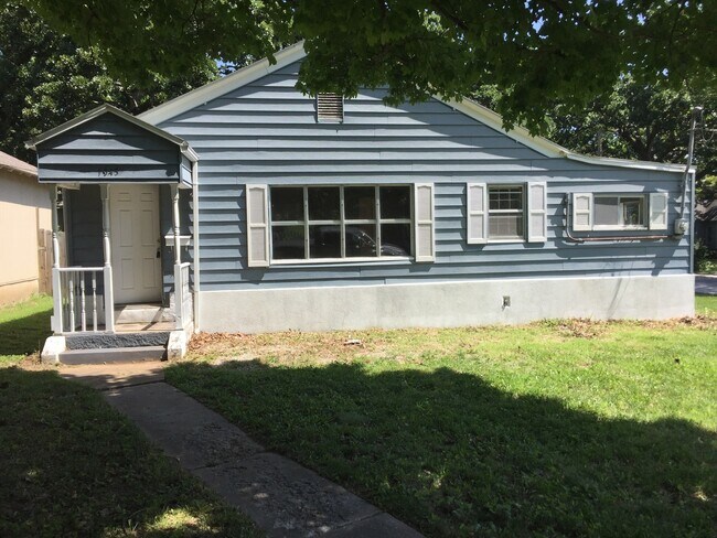 Building Photo - 2 Bedroom 1 Bath with Hardwood Floors! $795