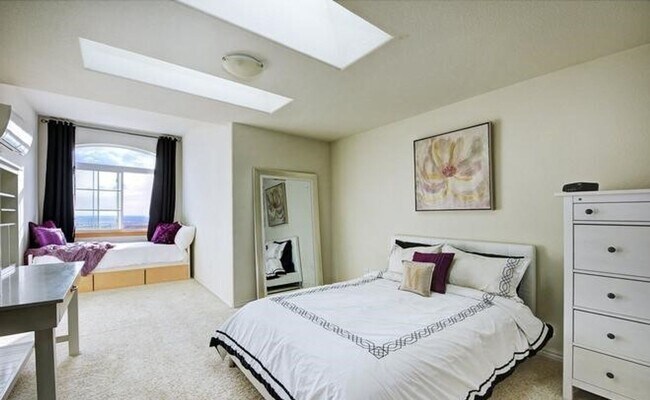 Building Photo - Fantastic 'Built Green' townhome in Dakota...