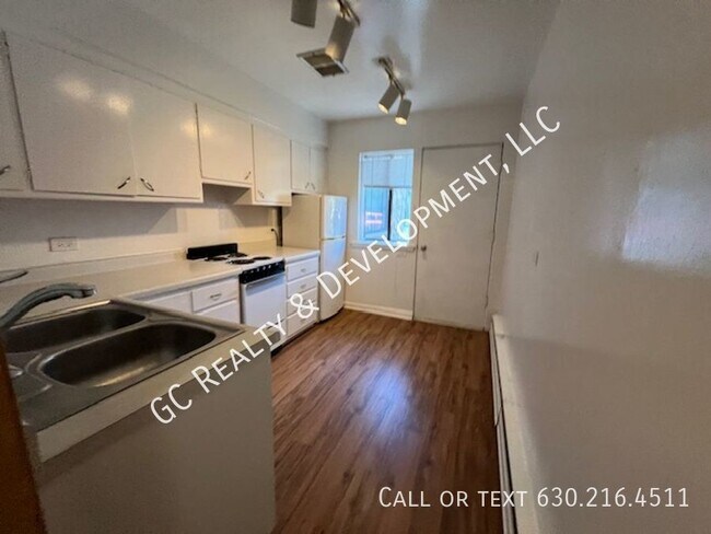 Building Photo - ***DOWNERS GROVE LOCATION / 1 BDRM - 1 BTH...
