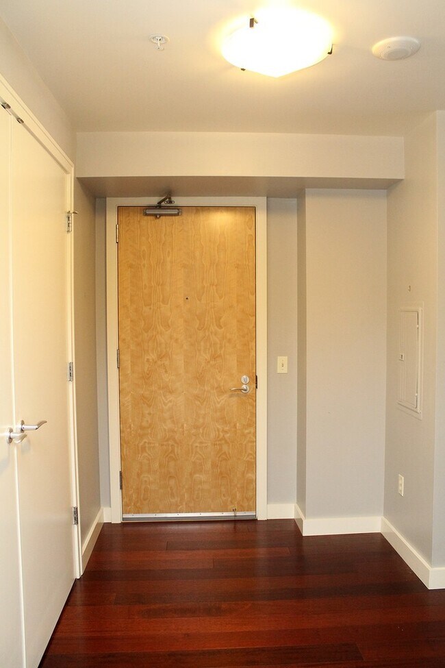 Building Photo - Gorgeous 1 Bed Condo on SW Waterfront at the John Ross