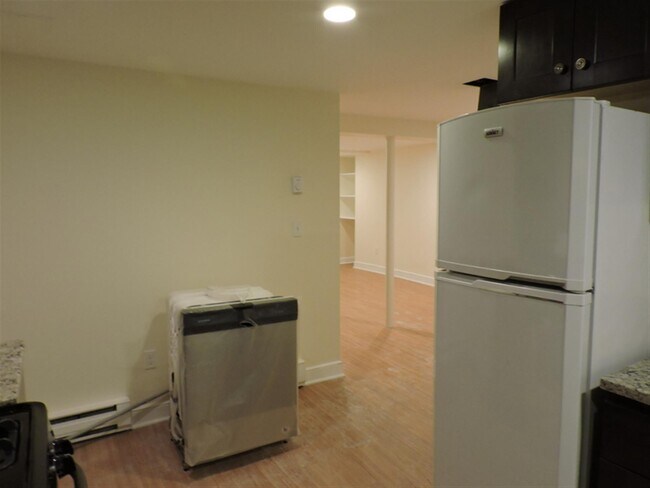 Building Photo - 32 Chatham St