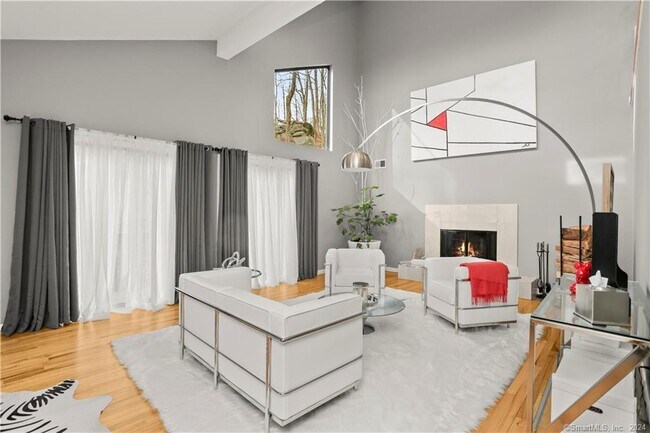 Foto del edificio - 80 E Ridge Rd