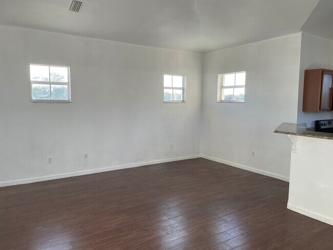 sala de estar - 505 W Hickpochee Ave
