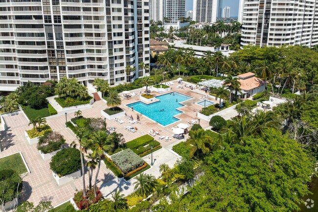 Foto del edificio - 1000 E Island Blvd