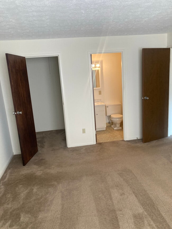 Building Photo - 2 bedroom 1.5 bath ground level