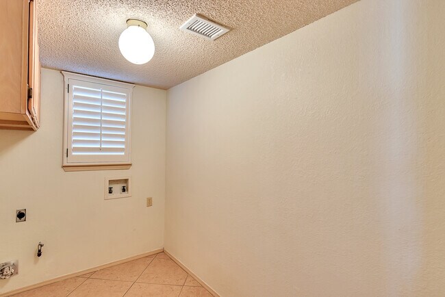 Foto del edificio - 7145 Tierra Taos Dr