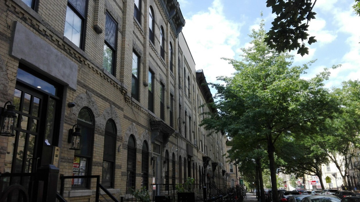 Primary Photo - 1348 Hancock St