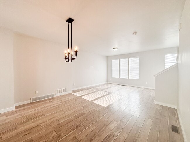 Foto del edificio - Stunning and Spacious 3BR 3BA Townhouse w/ Quartz Kitchen + Garage Parking + Modern Finishes in E...