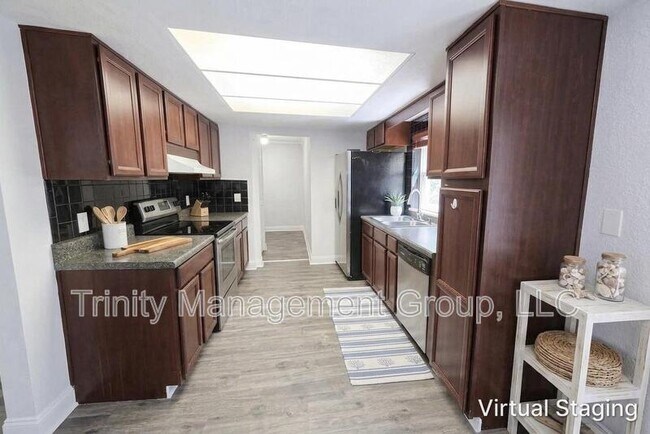 Foto del edificio - 10449 Mayflower Rd