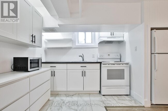 Building Photo - 6 - 252 SIXTH STREET