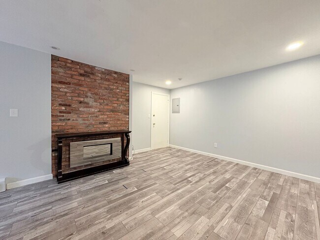 Building Photo - 2 Bed | 1 Bath | $2,150/mo | Assigned Park...