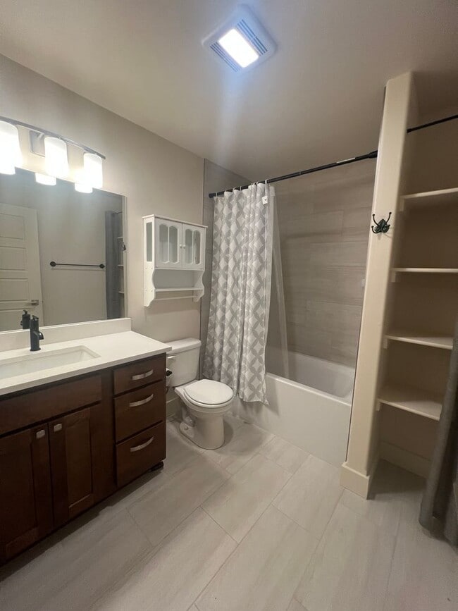 Building Photo - Amazing Newer 3 Bed 2.5 Bath Unit