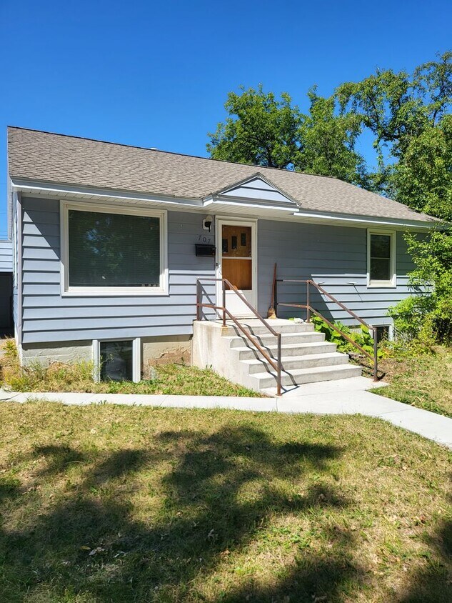 Foto principal - Newly Listed 5 bed 2 bath