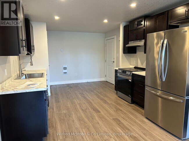 Photo du bâtiment - 380-380 1st Ave N