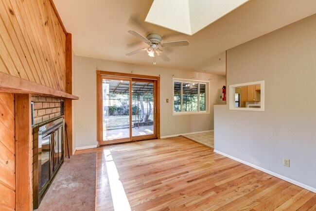 Foto del edificio - Beautiful and LARGE 4 bed 3 bath Home in Desirable Table Mesa Neighborhood with Full Basement.