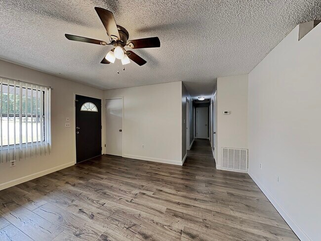 Building Photo - 935 Cedar Cir