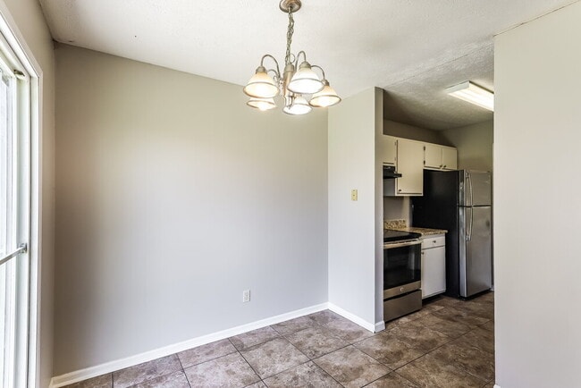 Building Photo - 2242 Whitecliff Dr