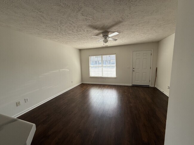 Foto del edificio - 2961 S Rutherford Blvd