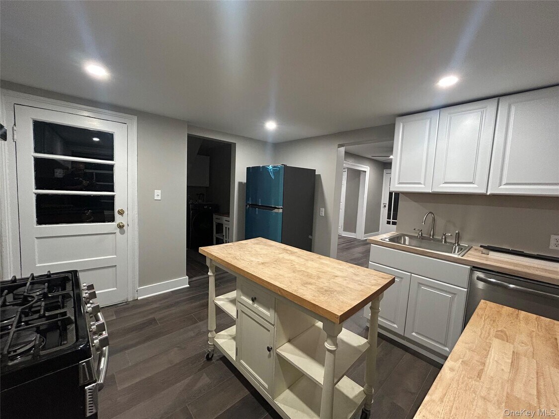 Primary Photo - 134 N Liberty Dr