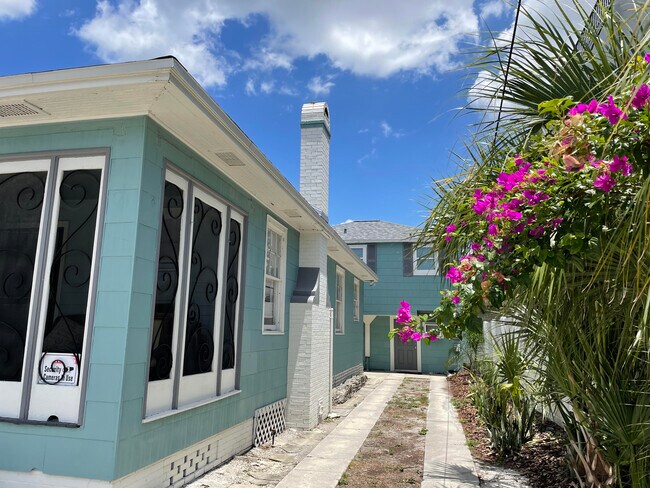 2 apartamentos independientes - 2115 W Cass St