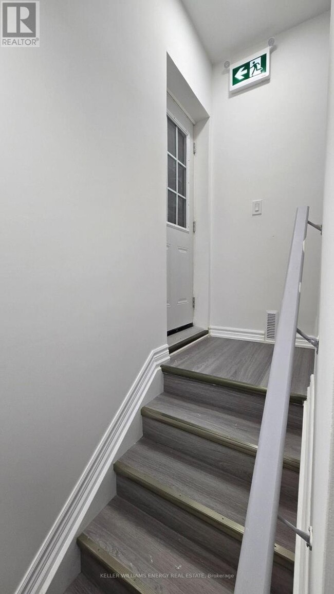 Building Photo - 36 Crombie St