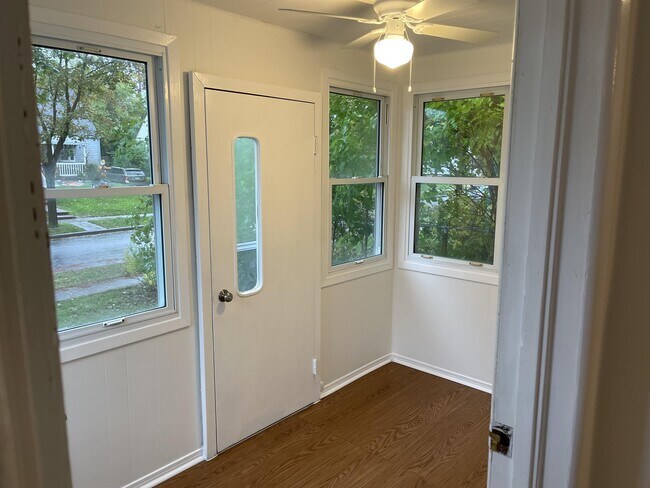 Building Photo - 935 Lena Ave