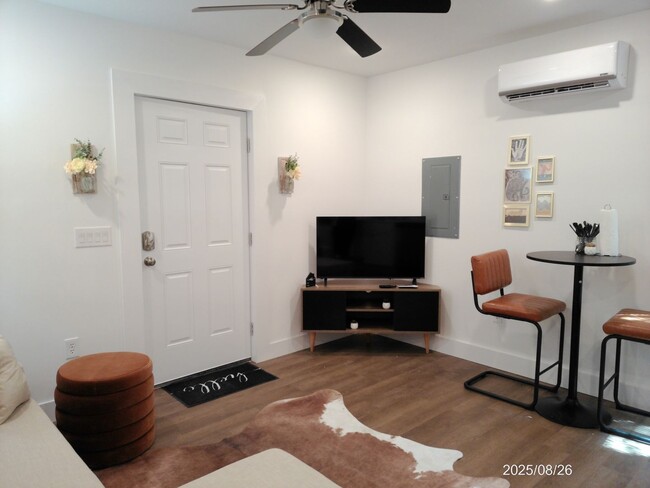 Foto del edificio - Luxury Brand-New ADU – Fully Furnished with Designer Farmhouse Flair