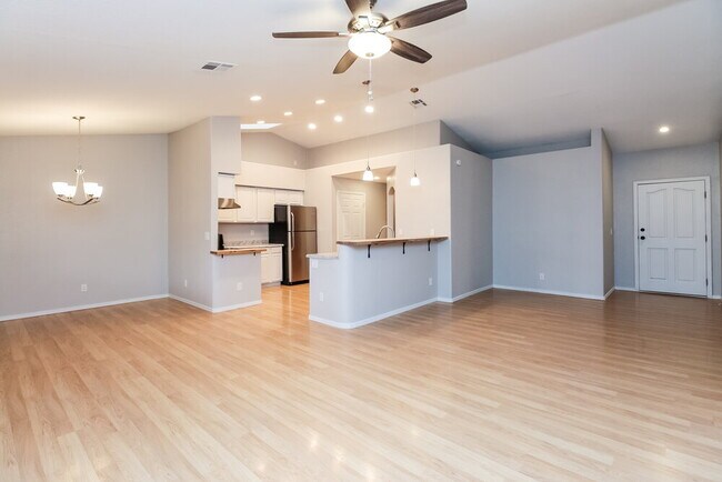 Building Photo - 1136 N Cottonwood Ct