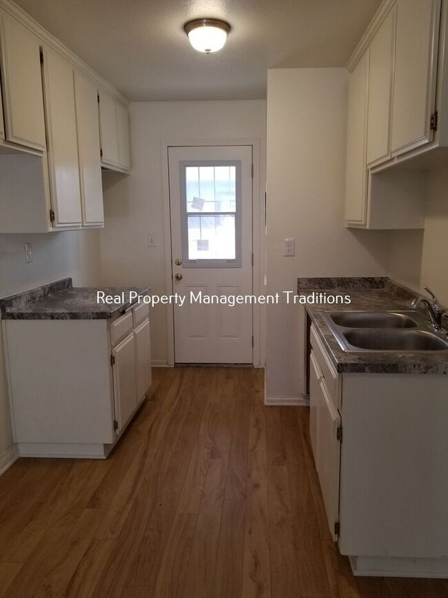 Building Photo - Upgraded 3 + 1 Apartment in Rosamond