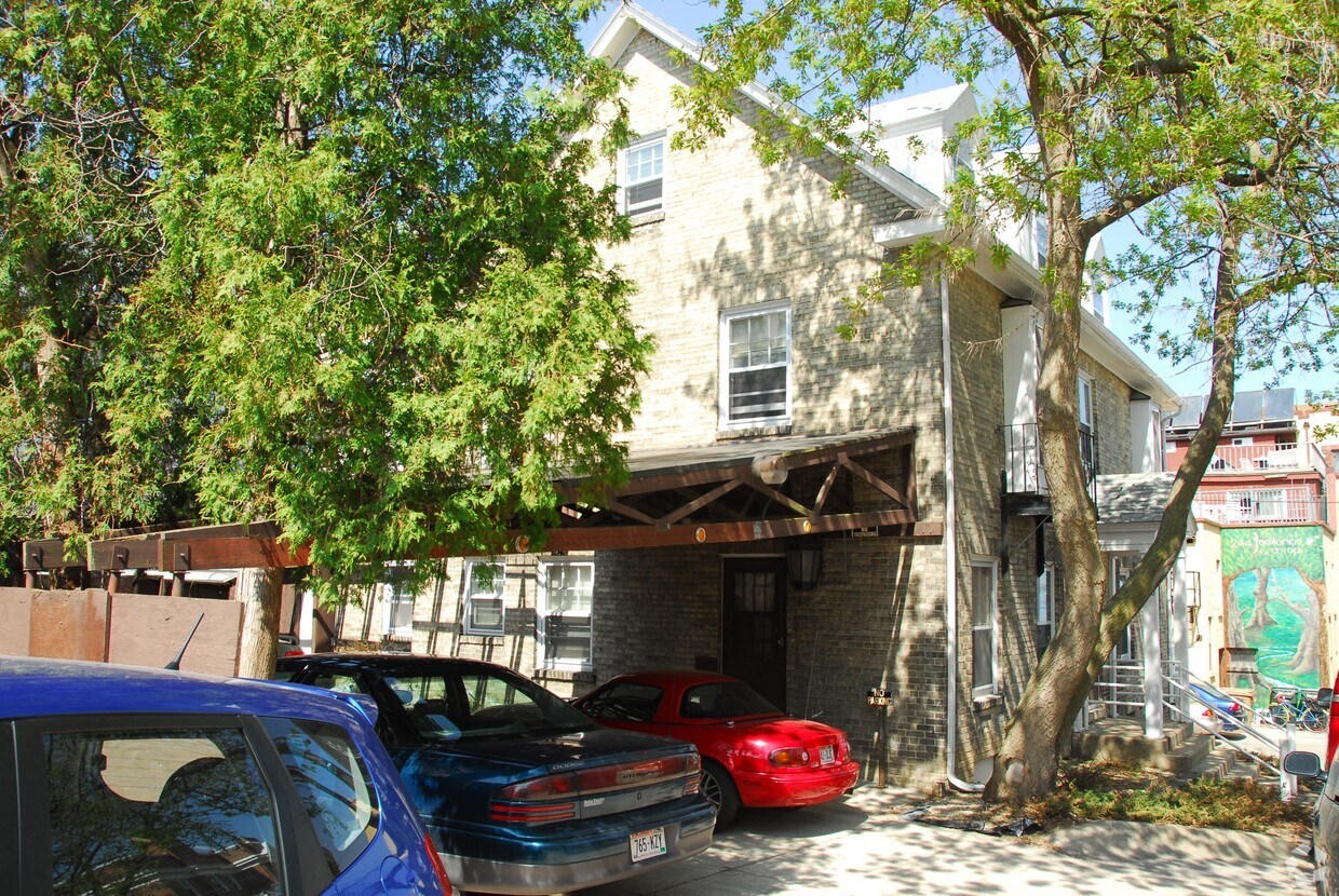 Building Photo - 240 W Lake Lawn Pl