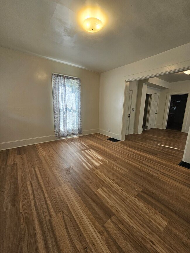 Foto del edificio - There is a $25 fee per application and everyone over 18 needs to fill out their own application.