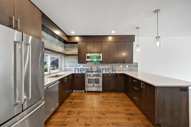 Foto del edificio - 3 BED & 2 BATH TOWNHOUSE FOR RENT